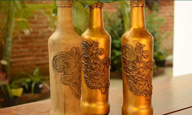 Decoração com garrafa dourada em renda e Betume