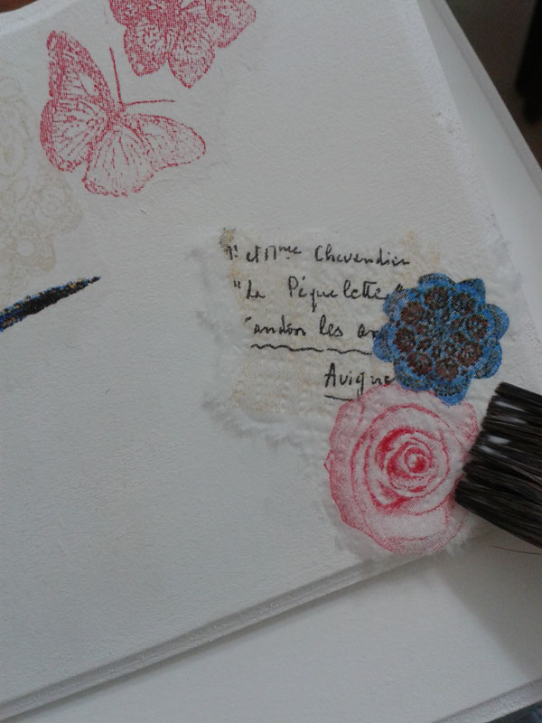 ><strong>Passo 4 –</strong> Utilize um pedaço de EVA, aplique tinta sobre ele e umedeça o carimbo.<img data-lazyloaded=