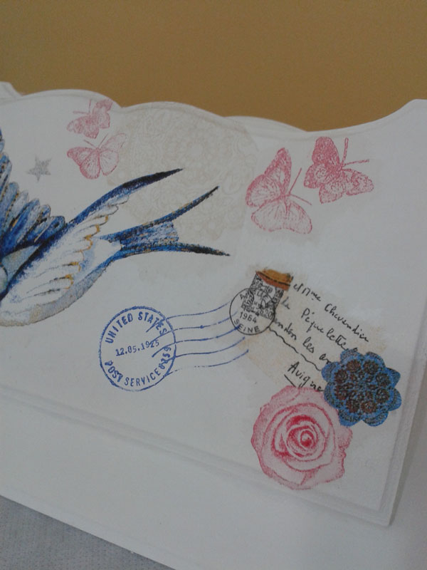 ><strong>Passo 6 –</strong> Com um pincel próprio para sombreado, contorne a peça com a cor contrastante.<img data-lazyloaded=