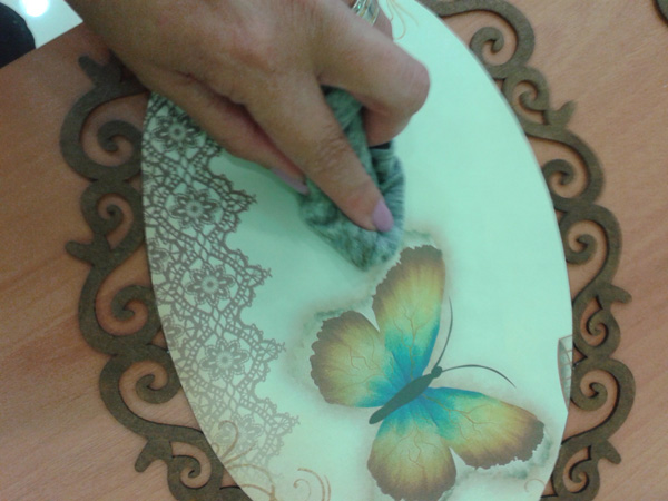 ><strong>Passo 5 –</strong> Cole as letras sobre a placa. Decore com letras, strass, flores, recortes e outros que deixem sua peça mais bonita.<img data-lazyloaded=