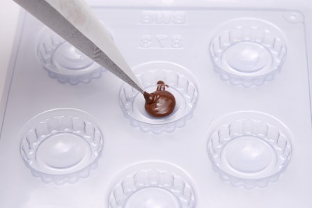 ><strong>Passo 5 –</strong> Faça a fuselagem a partir das cascas de ovos e usando as formas especiais ovo liso cód. 50.<img data-lazyloaded=