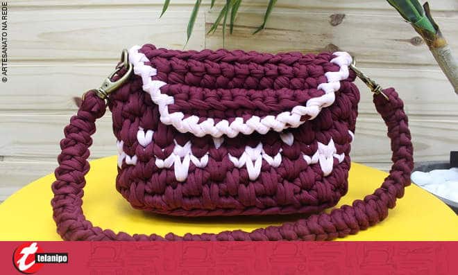 Bolsa clutch feita de crochê em fio de malha