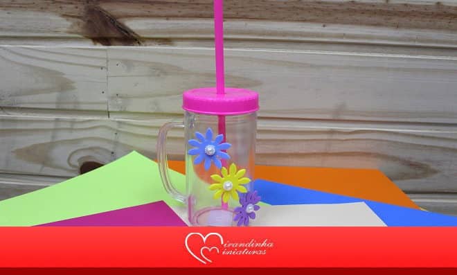 Caneca acrílica decorada com flores de EVA e pérolas