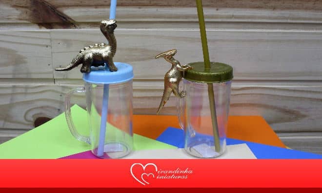 Caneca de acrílico decorada com dinossauro em miniatura