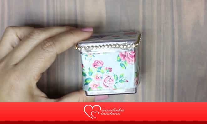 Caixinha de acrílico decorada com fita tema floral