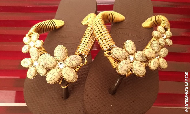 Chinelos customizados com bridão de argola e manta de strass - Detalhe 1