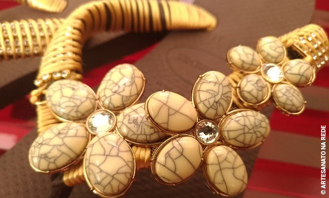 Chinelos customizados com bridão de argola e manta de strass - Detalhe 2