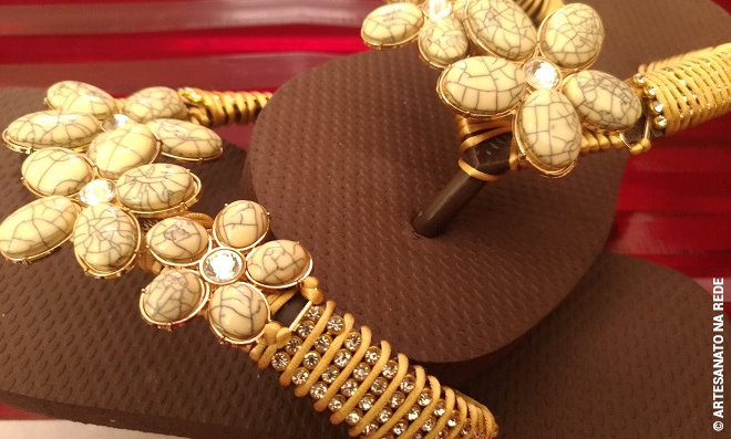 Chinelos customizados com bridão de argola e manta de strass - Detalhe 4