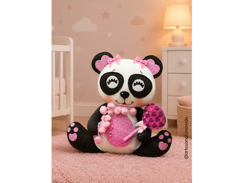 Panda em feltro para quarto de bebê