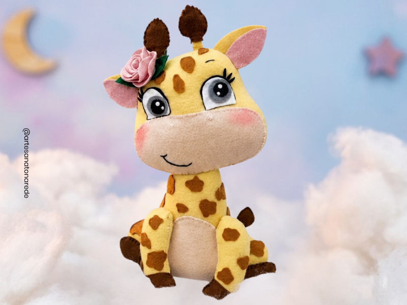 Girafa em feltro artesanal